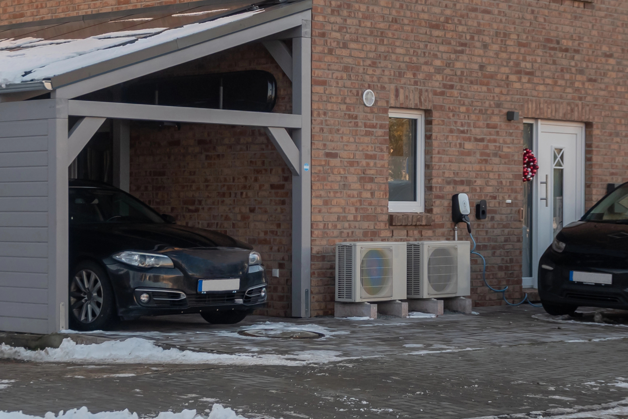 Kako lahko nadstreški za avto z izbiro materialov in barv povzdignejo videz celotnega domovanja