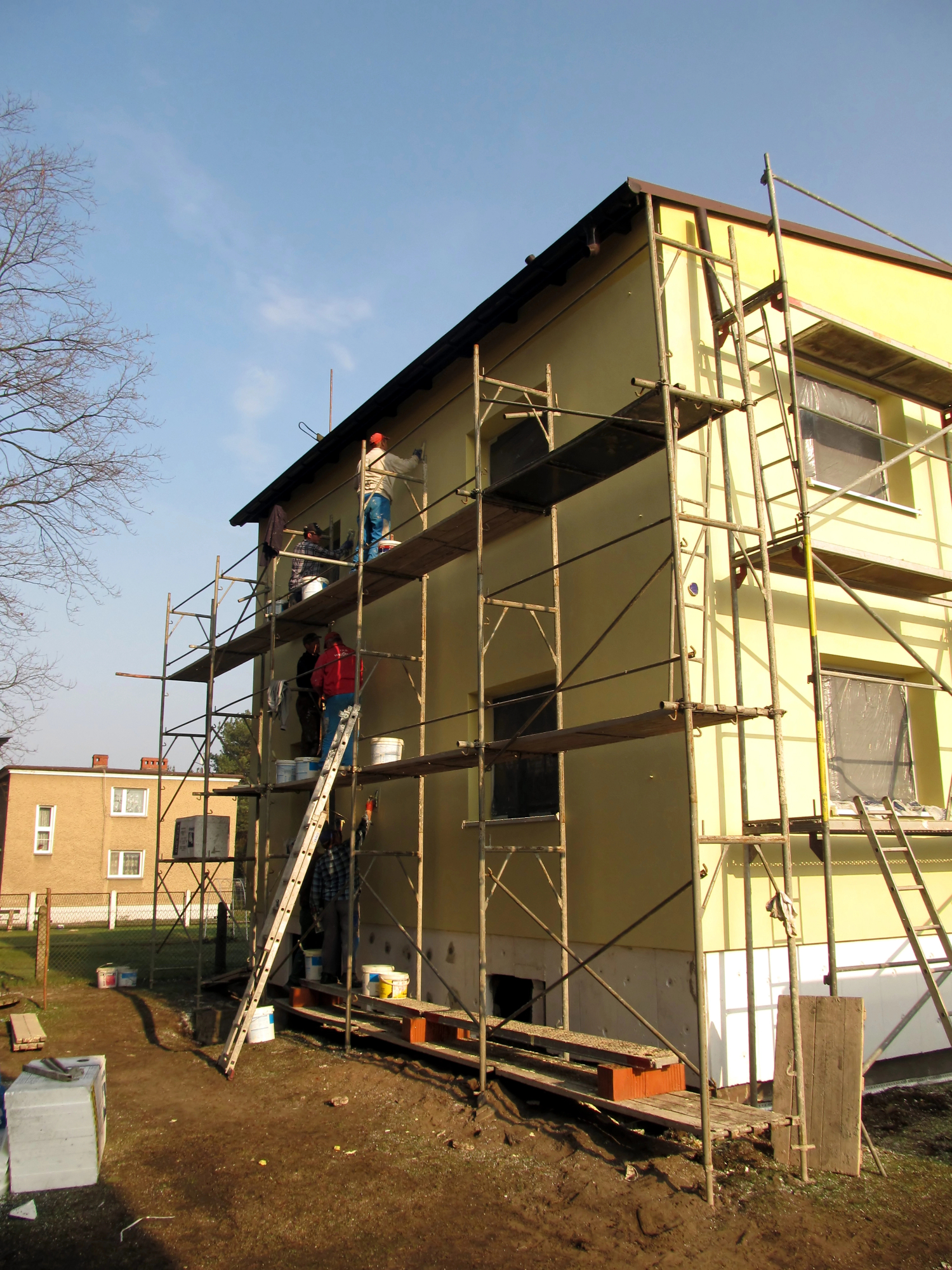 V močnem vetru se pokaže ali so fasadni odri kvalitetno postavljeni